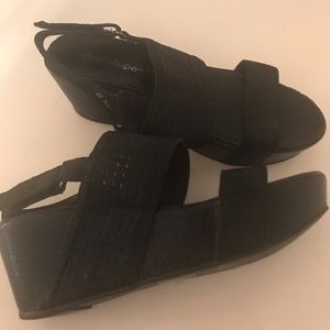 Antelope Black Wedges